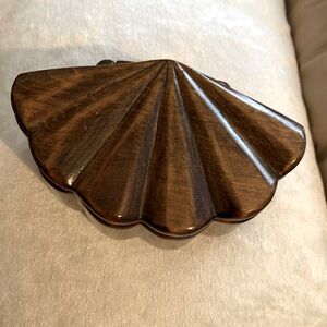 Vintage Shell Box. Beautiful wooden box with green felt lining. Great condition